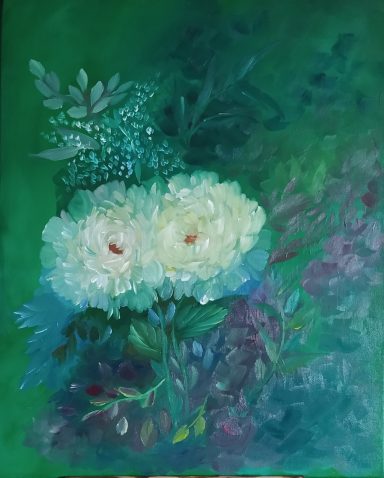 Zwei weiße Blumen vor grünem, unscharfem Hintergrund mit blauen und lila Pflanzen.